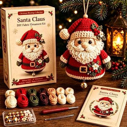 Kersthaakset kerstman: doos, bolletjes garen, haaknaald, kralen en het gehaakte figuurtje