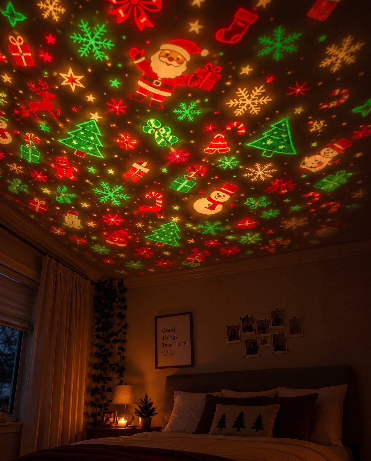 Kerstprojector werpt kerstmannen, kerstbomen en sneeuwvlokken op het plafond