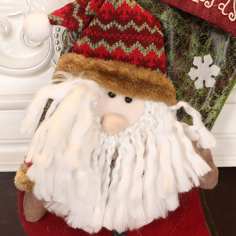 Kerstsok kerstman met een zachte witte baard en gebreide muts