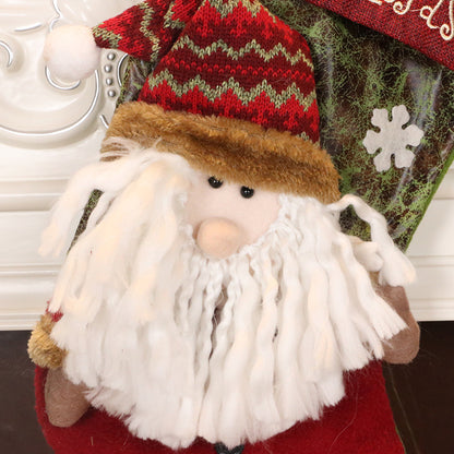 Kerstsok kerstman met een zachte witte baard en gebreide muts