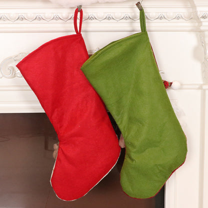 Achterkant van de kerstsokken in rood en groen